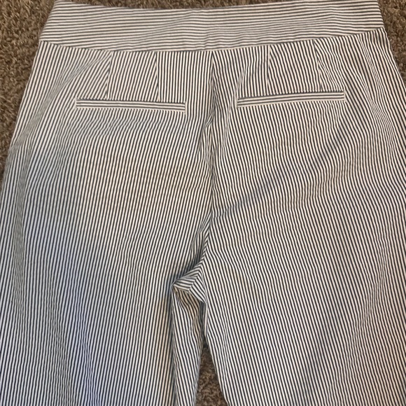 Ann Taylor White & Blue Pinstripe Seersucker Ankle Pants. Like New! Size 2 - Picture 4 of 6
